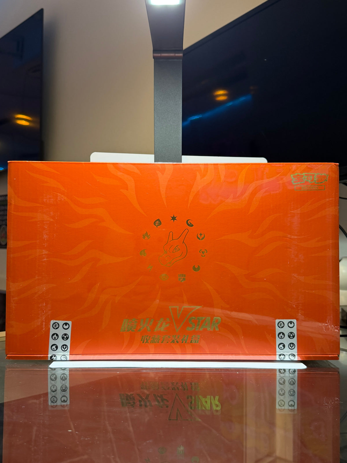 Pokémon TCG Simplified Chinese: Charizard VSTAR Premium Collector's Gift Box (喷火龙VSTAR 收藏套装礼盒 - CS011)
